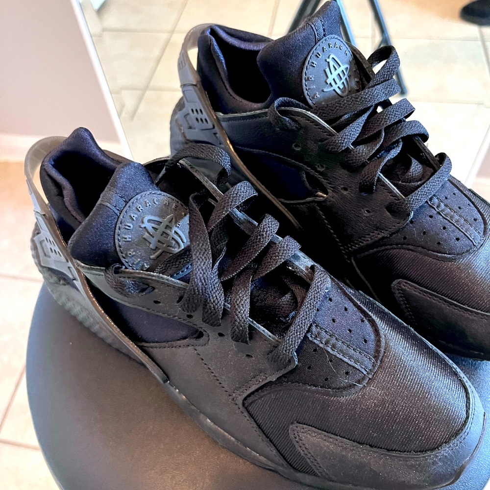 Black BRAND NEW Nike huarache Size 11 Women